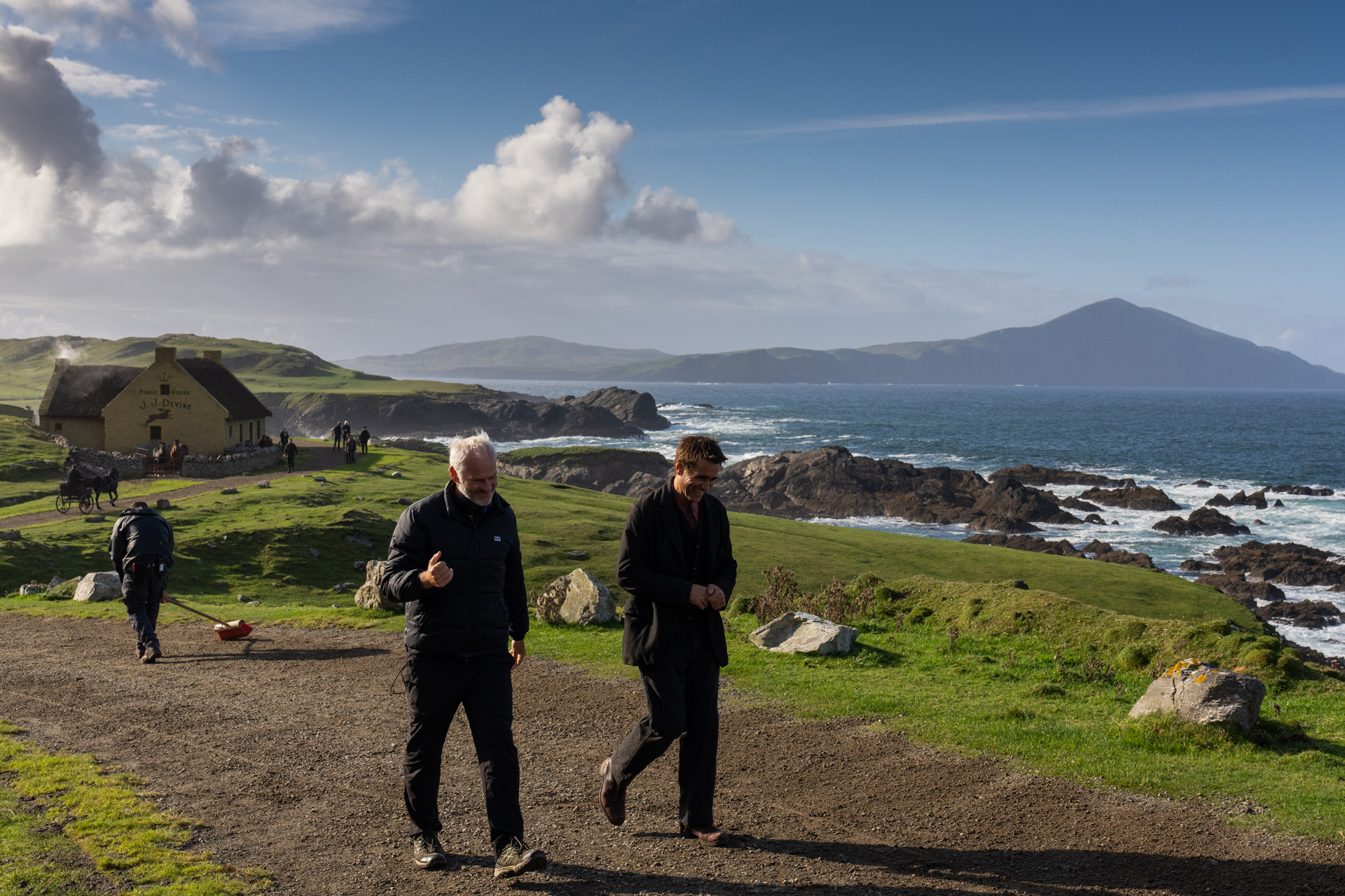 Martin McDonagh and Colin Farrell on set of the film THE BANSHEES OF INISHERIN.
