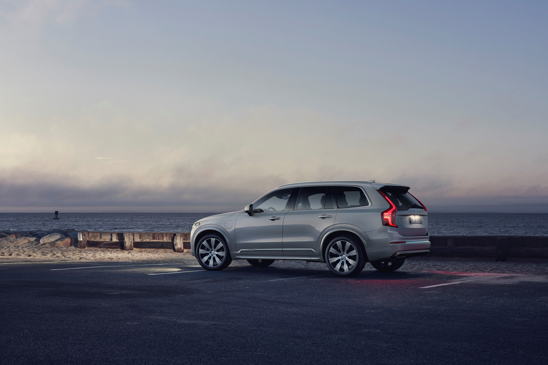 XC90 Recharge Plug-In Hybrid Inscription, in Birch Light metallic