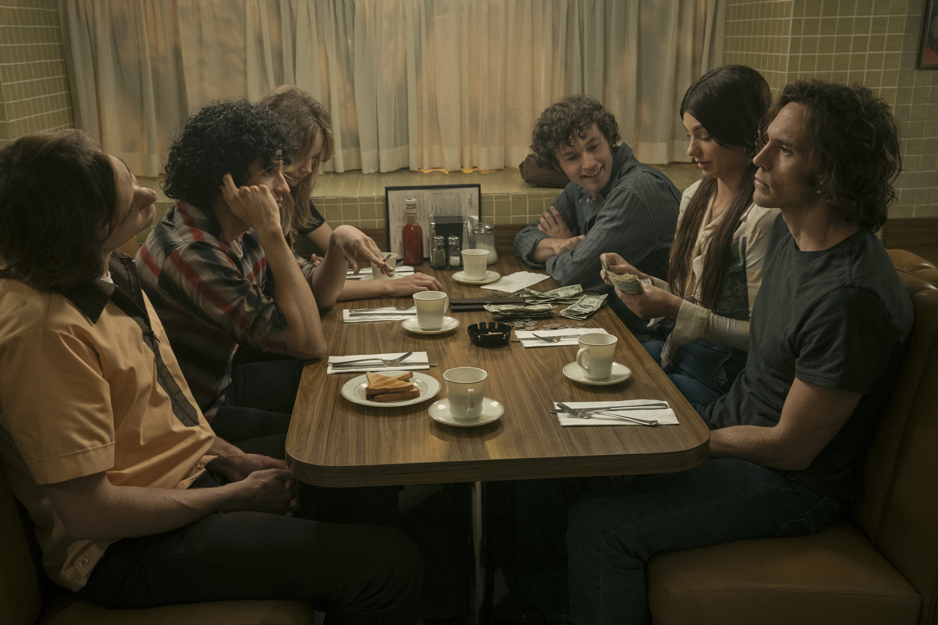 Josh Whitehouse (Eddie), Sebastian Chacon (Warren), Suki Waterhouse (Karen), Will Harrison (Graham), Camila Morrone (Camila), Sam Claflin (Billy) in Daisy Jones & The Six