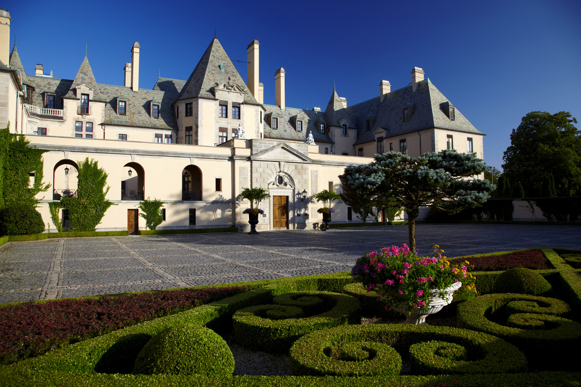 Oheka Castle with manicured gardens