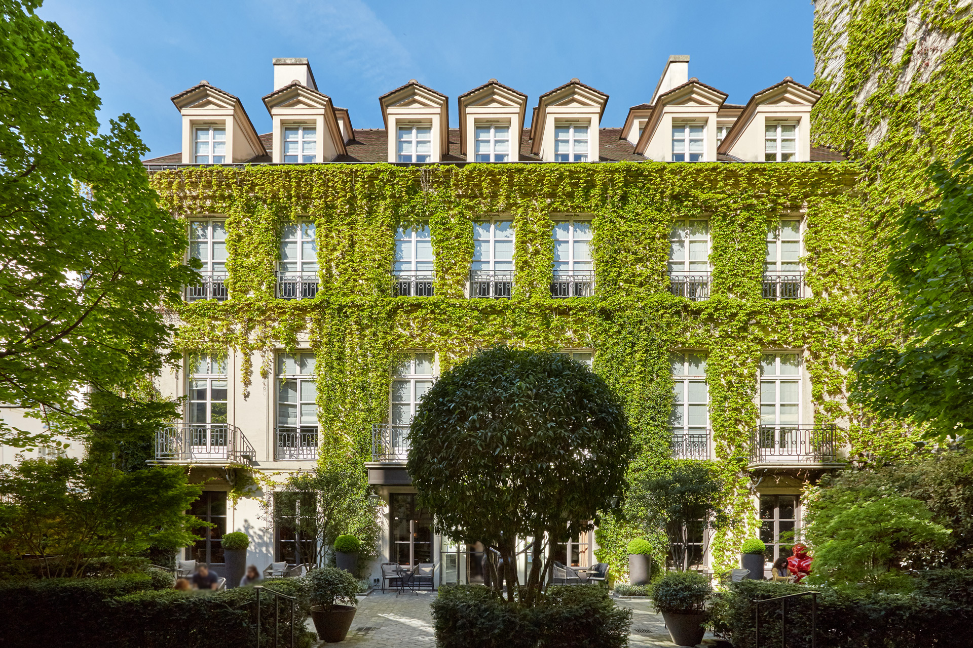 An Imposing Country-Style Mansion in the Heart of Paris: Pavillon de la Reine – Hotel Review