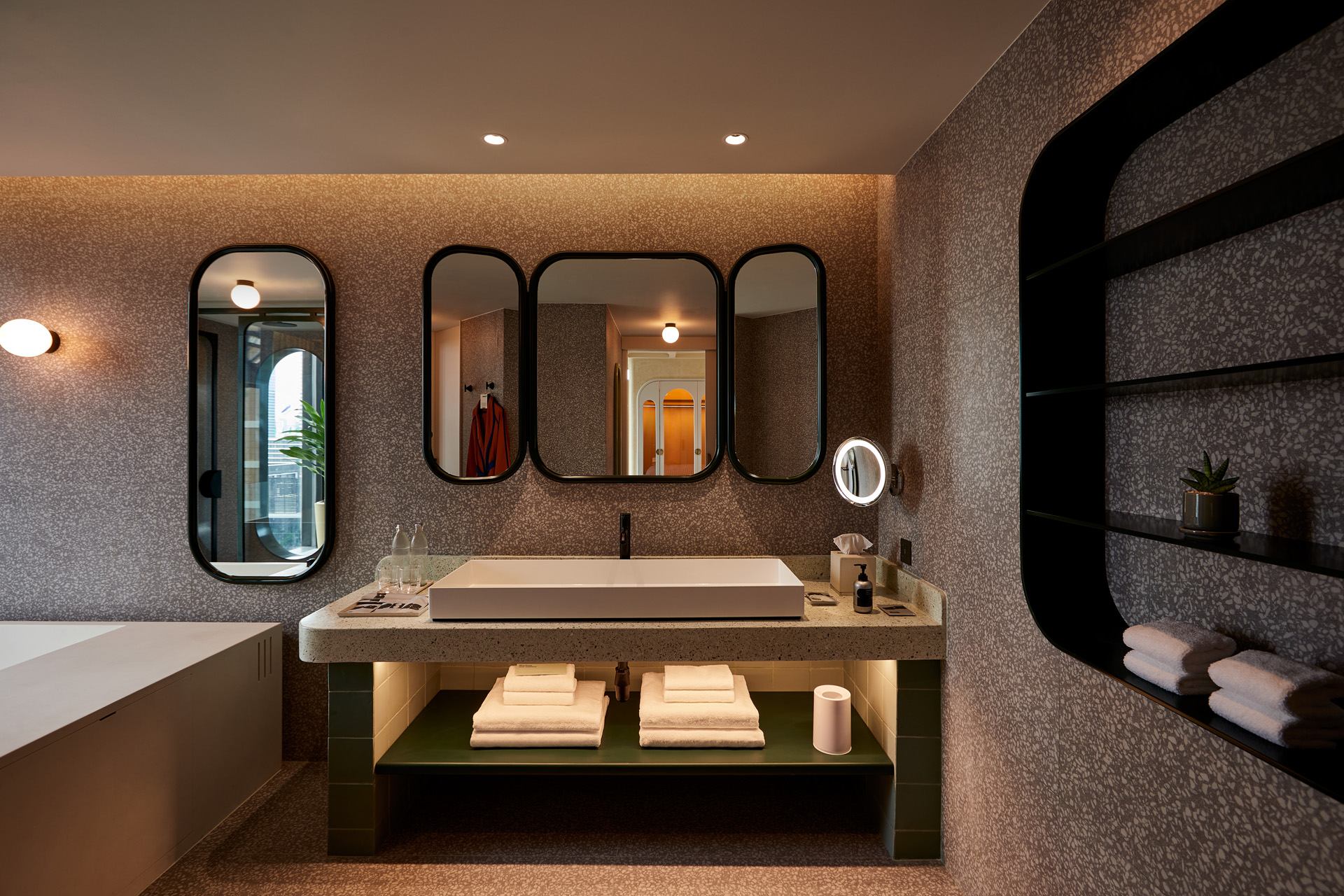 Balcony Suite bathroom