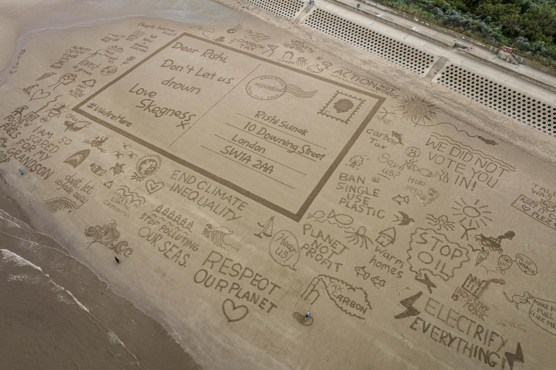 A Giant Postcard Addressed To The PM Has Appeared On A Beach In Skegness