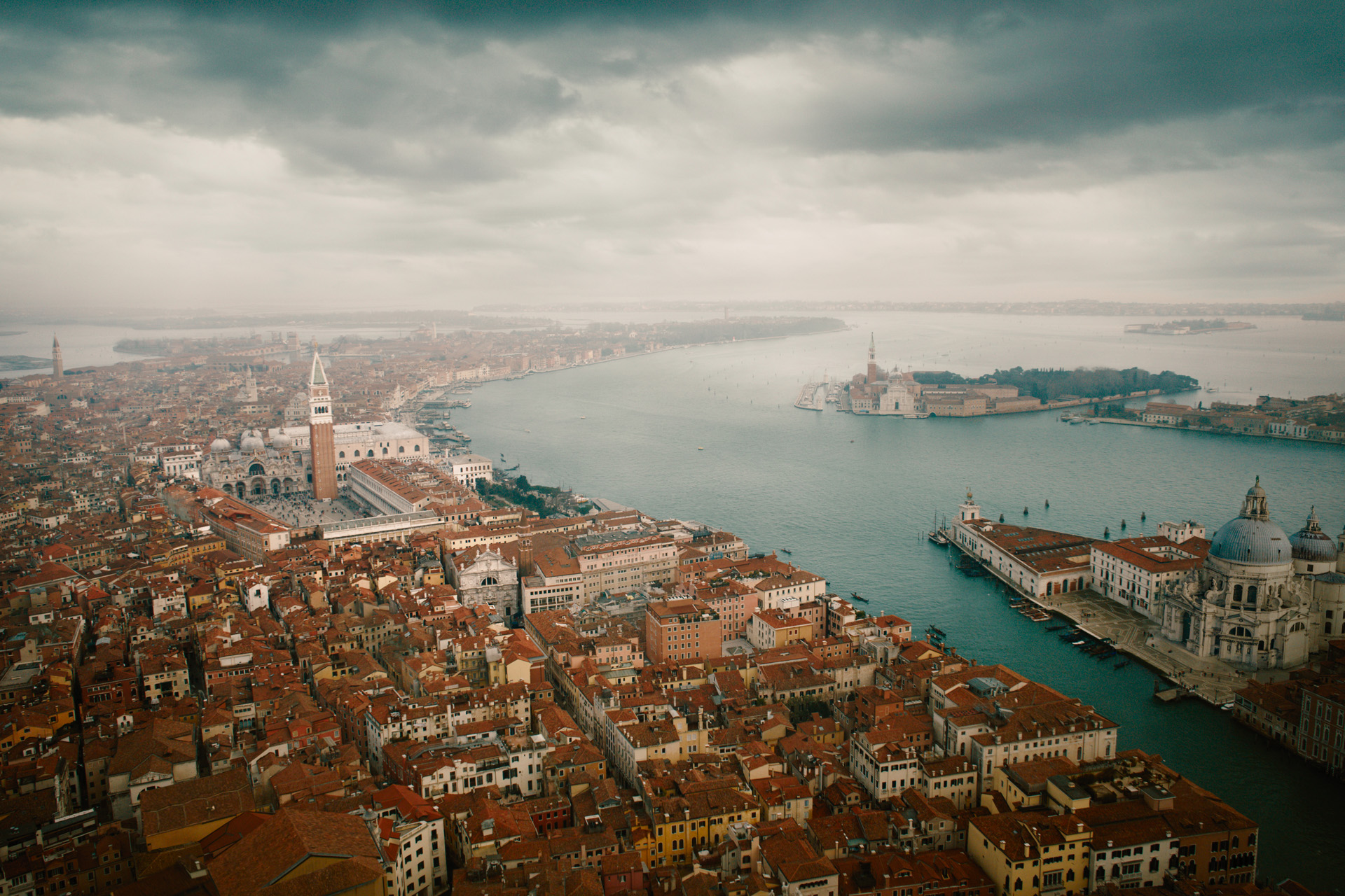 Where Was A Haunting in Venice Filmed? (& Can You Visit?)