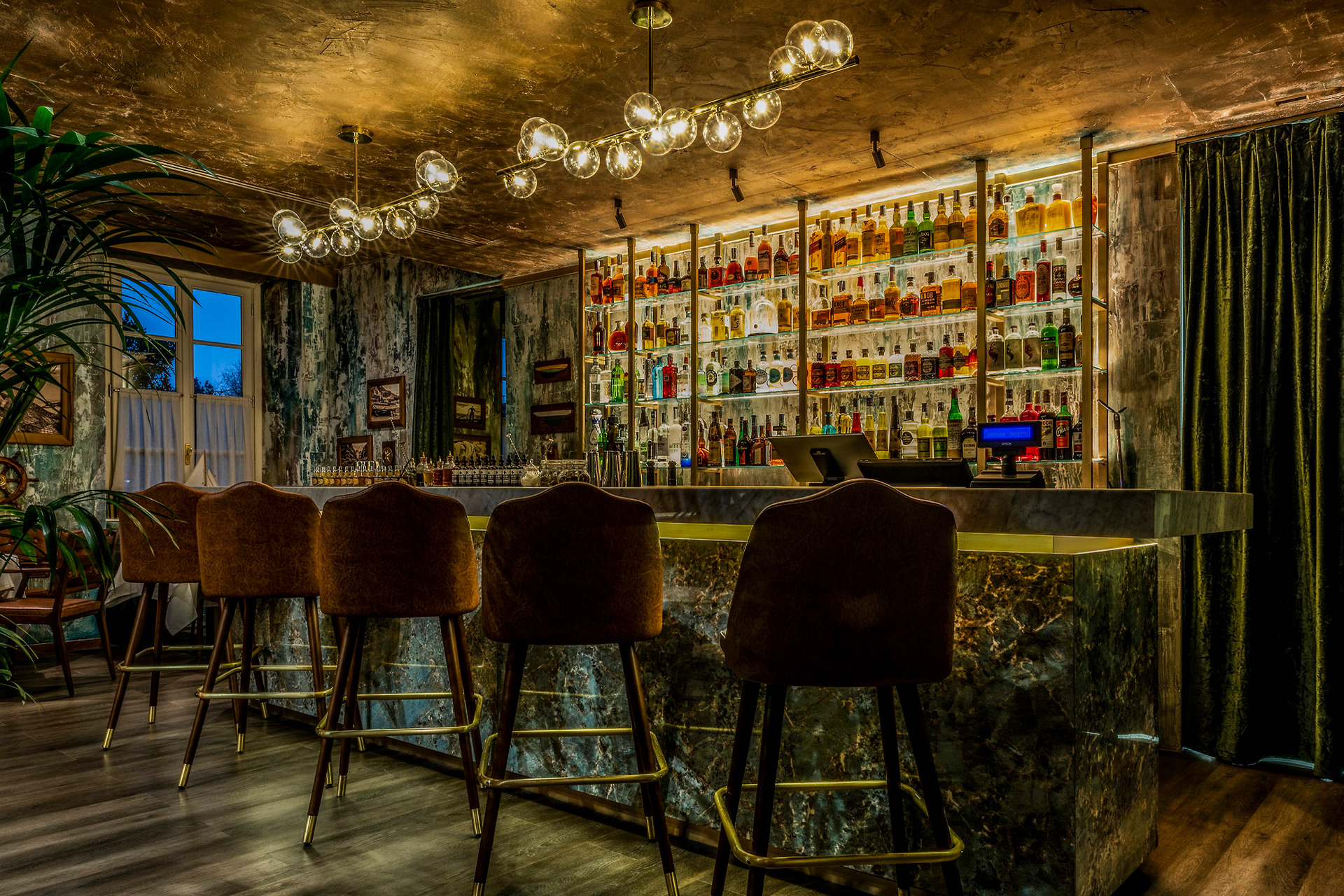 Bar at the Avani Palazzo Moscova Hotel in Milan