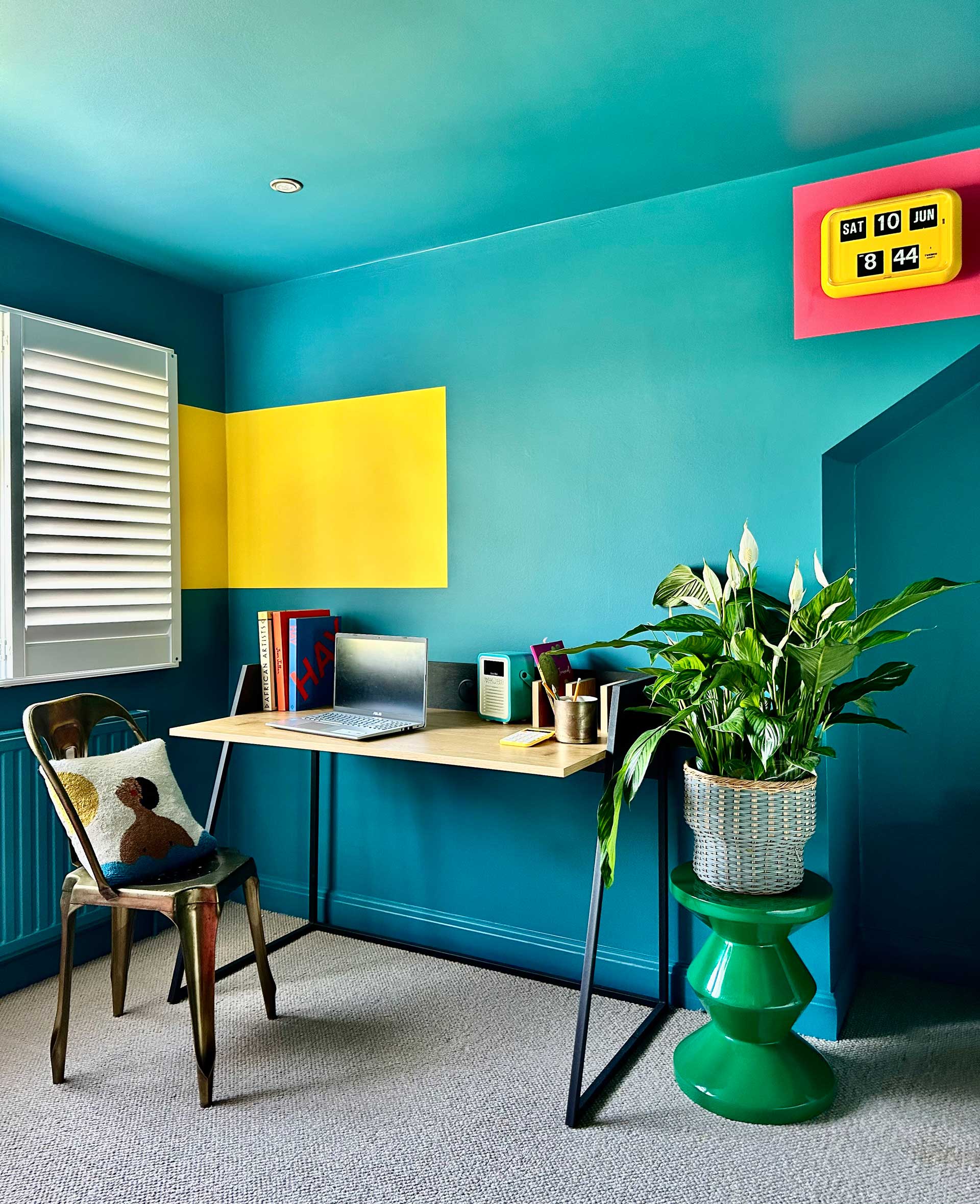 Leon Wenham home office, a turquoise and yellow bright space